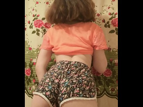 ❤️ Dhallaan yar oo sexy ah oo iska siibaysa surwaalka gaaban ee kamarada ❤ Porno Guri